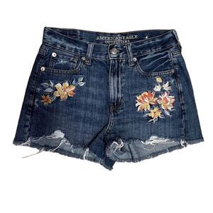 American Eagle Floral Embroidered Blue Denim Mom Jean Shorts Women's Size 2
